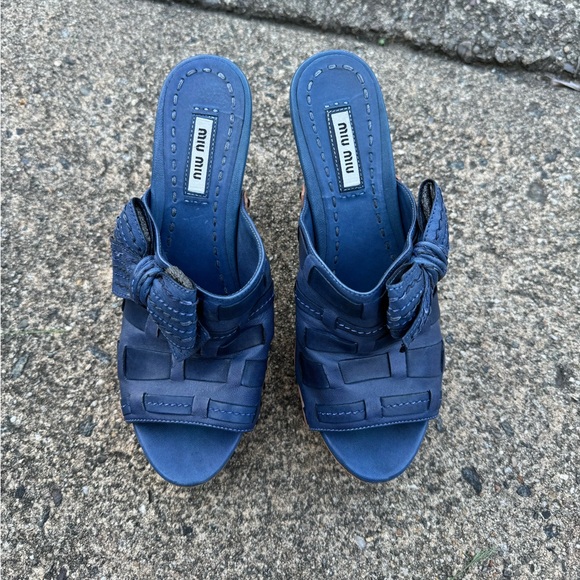Miu Miu Blue Leather Bow Studs Heeled
Platform‎ Clogs. Size 6 - Picture 3 of 7